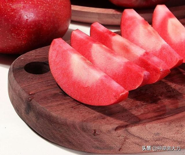Hiện, thị trường Trung Quốc đang nổi lên xu hướng săn lùng những loại quả có màu đỏ để làm quà biếu Tết với quan niệm màu đỏ sẽ mang lại may mắn.