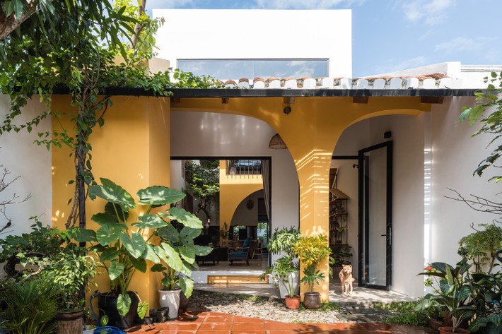 KHE House là dự án được các kiến trúc sư thực hiện dựa trên yêu cầu một ngôi nhà thông thoáng và ngập ánh sáng tự nhiên của gia chủ.