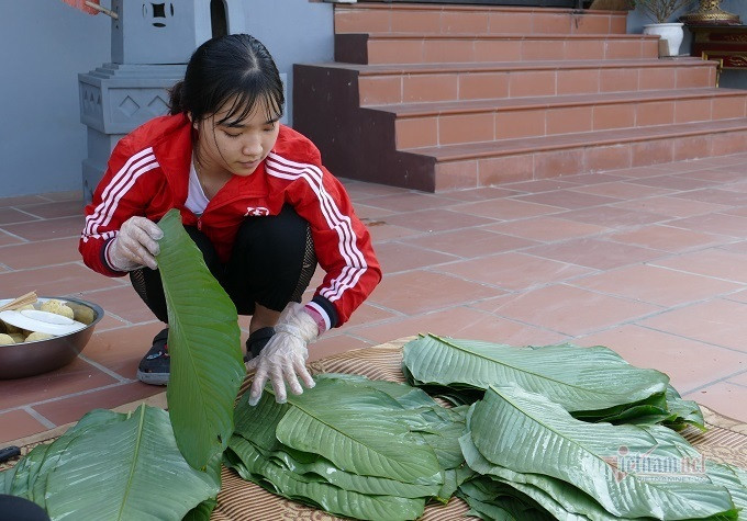 Từ làng quê nghèo, gần 20 năm trở lại đây, nhờ phát triển nghề truyền thống của cha ông mà cuộc sống của người dân Tranh Khúc thay đổi rõ rệt. Nhiều ngôi nhà cao tầng mọc lên, số lượng xe ô tô riêng cũng tăng đáng kể.