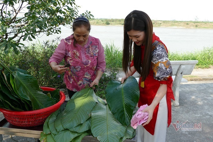 Mặc dù bận rộn nhưng khi có du khách muốn trải nghiệm công việc gói bánh chưng, bà Tuyết sẵn sàng chia sẻ.