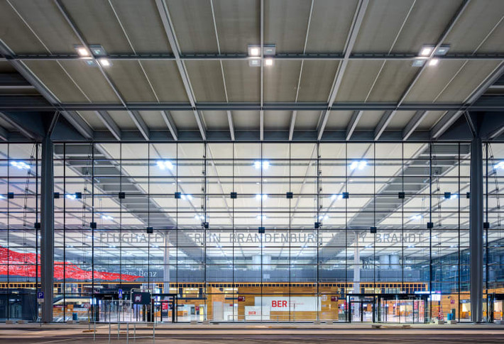 Sau nhiều năm trì hoãn, sân bay Brandenburg mới của thành phố Berlin (Đức) dự kiến sẽ mở cửa vào năm 2020. Nhà ga của sân bay nằm giữa hai đường băng song song với nhau.