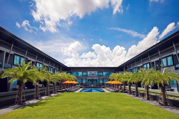 Hồ bơi được bố trí ở giữa các dãy phòng trong khách sạn. Ảnh: Booking.