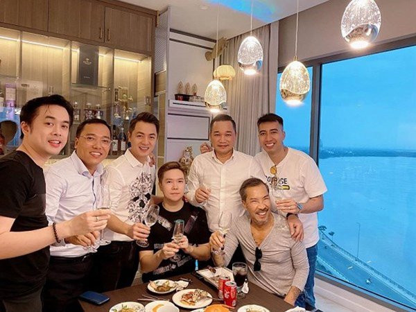 Ngày 17/12/2019, Lê Hiếu đón bạn bè đến thăm căn hộ view sông Sài Gòn mà vợ chồng anh mới chuyển về ở.