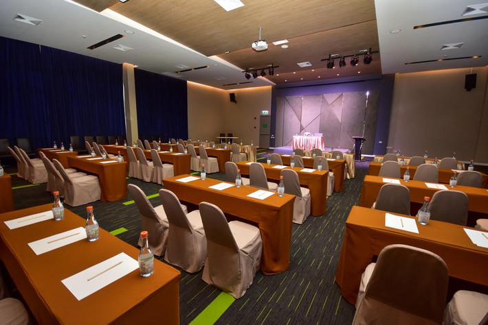 Hội trường tổ chức sực kiện có sức chứa tới 350 người. Ảnh: Booking.