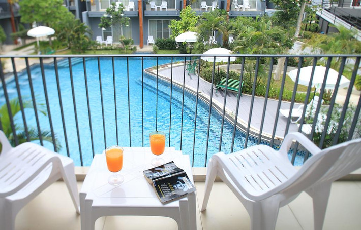 Ban công ngắm cảnh khuôn viên khách sạn tuyệt đẹp. Ảnh: Booking.