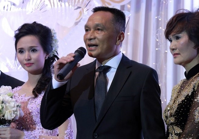 Gia đình ông Đông hiện đang sở hữu một công ty thương mại, với ngành nghề kinh doanh chính là buôn bán ô tô, xe máy, kinh doanh phụ tùng và buôn bán thực phẩm, đồ uống...