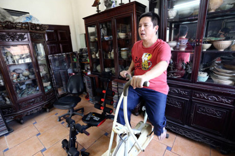 "Táo Giao thông" còn sắm cả máy tập gym để rèn luyện sức khỏe tại nhà.
