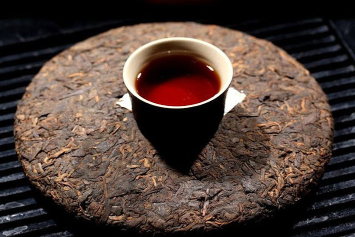 Chẳng hạn như trà Puer loại 16 năm giá 2,5 triệu đồng/bánh. Một cây trà 7 bánh giá tương đương 17,5 triệu đồng (khoảng 2,8kg trà). Hay như loại trà bánh nén 5 năm thì giá rẻ hơn, chỉ gần 3 triệu đồng/cây trà 7 bánh.
