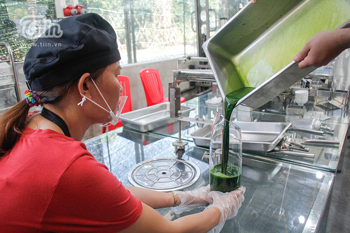 Tinh chất lá riềng sau đó sẽ được trộn với nếp trắng để có được màu xanh bắt mắt