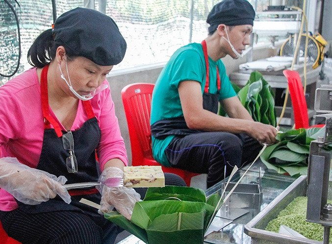 Khuôn bánh được chuyển đến khu vực buộc lạt.