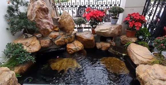 Còn đây là không gian lý tưởng để nam ca sĩ nhâm nhi ly cafe mỗi sáng.