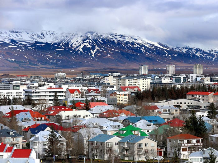 Giá trị tài sản ròng của Bezos lớn hơn GDP của Iceland, Afghanistan và Costa Rica - cộng lại.