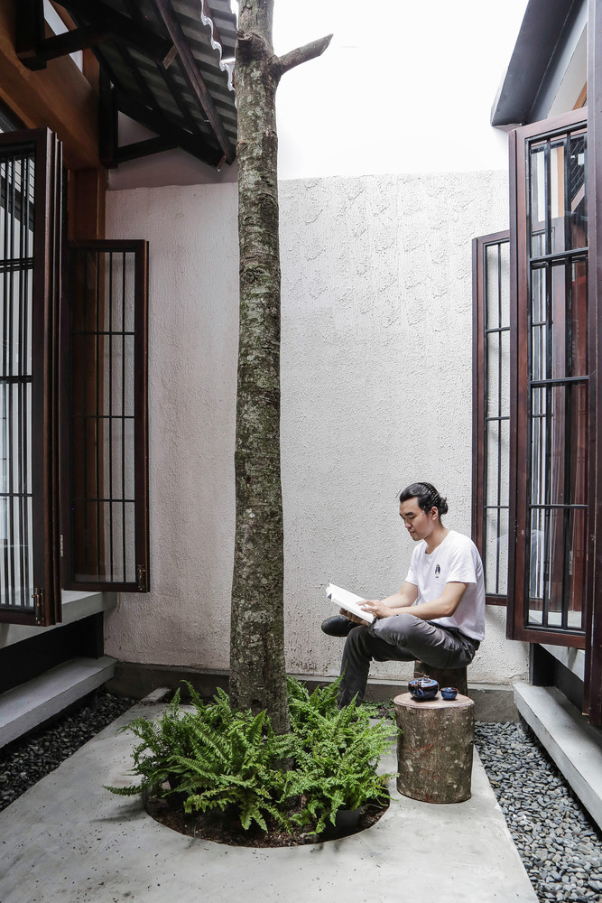 Do đó, kiến trúc sư quyết định tách căn nhà thành 2 phần riêng biệt, ở giữa là một khu vườn.
