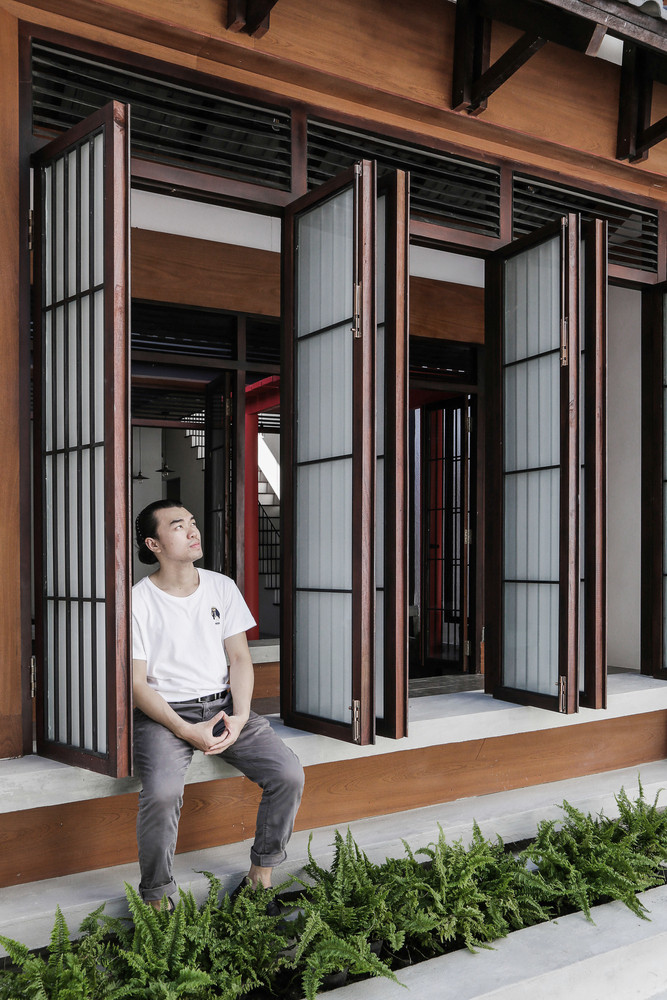 Thách thức đối với nhóm kiến trúc sư là khai thác bối cảnh và điều kiện tự nhiên một cách hợp lý để tạo thông gió tự nhiên nhằm giảm thiểu nhiệt độ đồng thời tối ưu hóa chi phí xây dựng.