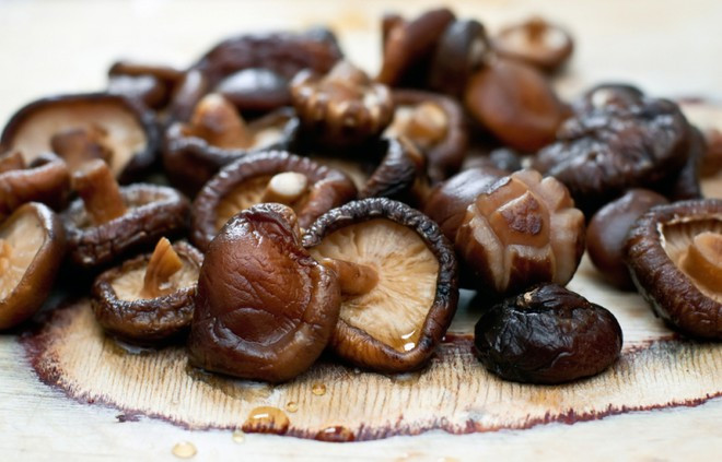Khi chọn mua nấm hương, cần xét đến độ khô, giòn cũng như kiểm tra dấu hiệu của sự ẩm mốc bằng cách ngửi và xem trên bề mặt.
