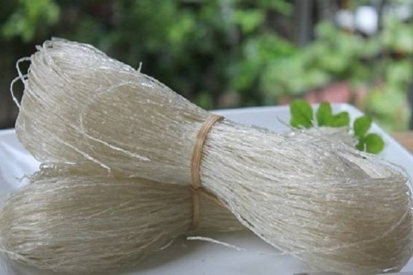 Miến là một trong những món ăn không thể thiếu trong mâm cơm ngày Tết cổ truyền. Nguyên tắc đầu tiên trong việc chọn miến dong an toàn đó là về màu sắc.