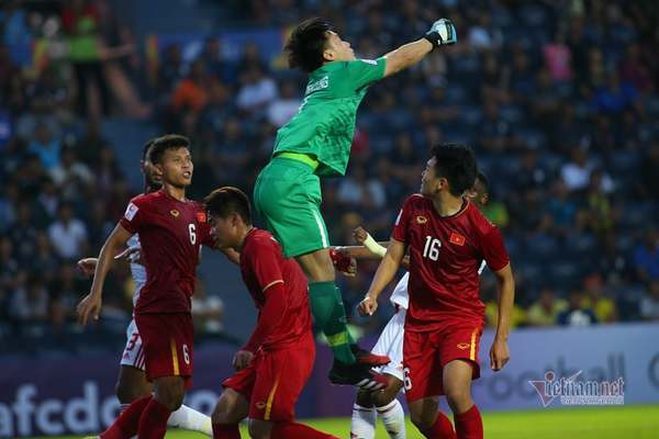 Nhờ màn thể hiện ấn tượng trong trận đầu ra quân của U23 Việt Nam - U23 UAE tại vòng chung kết U23 châu Á 2020, thủ môn Bùi Tiến Dũng nhận được rất nhiều lời khen ngợi.
