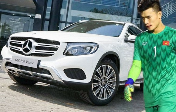 Tháng 12/2019, thủ môn Bùi Tiến Dũng bất ngờ được một doanh nhân tặng một chiếc SUV hạng sang Mercedes-Benz GLC 250 có giá khoảng 2,2 tỷ đồng tại Việt Nam.