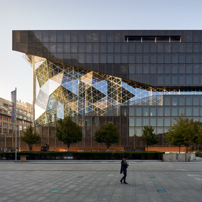 Trụ sở tại Berlin của công ty đa phương tiện Axel Springer cao 30 mét. Các tầng bên trong được nhìn thấy từ bên ngoài thông qua một bức tường kính mặt chiếu qua mặt tiền tuyến tính và hình học.