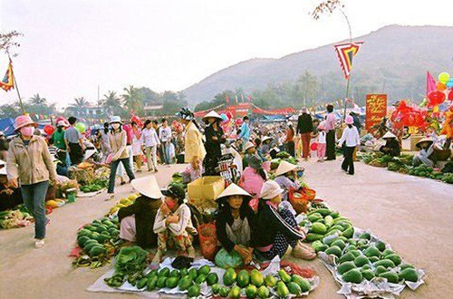 Chợ họp ở bãi đất trống dưới chân núi Trường Úc. Sản phẩm chủ yếu là "cây nhà lá vườn" mộc mạc của người dân quanh vùng nuôi trồng được. Ảnh: Tiền phong.