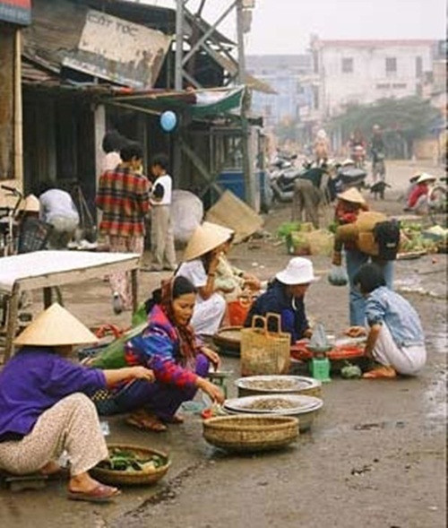 Ngoài mua bán trao đổi, chợ còn tổ chức ăn uống, chơi trò chơi dân gian như: bài chòi, hát đối đáp…Ảnh: Internet.