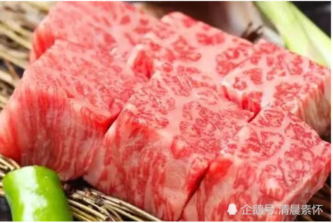 Nhật Bản nổi tiếng thế giới với nhiều loại thịt bò ngon và đắt đỏ bậc nhất thế giới như thịt bò Kobe, thịt bò Matsusaka và thịt bò Omi.