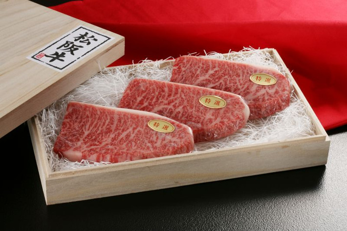 Thịt bò Matsusaka cũng có đặc trưng lớp vân mỡ trắng hòa trong thịt tạo thành những đường vân cẩm thạch cực kì ấn tượng và đẹp mắt.