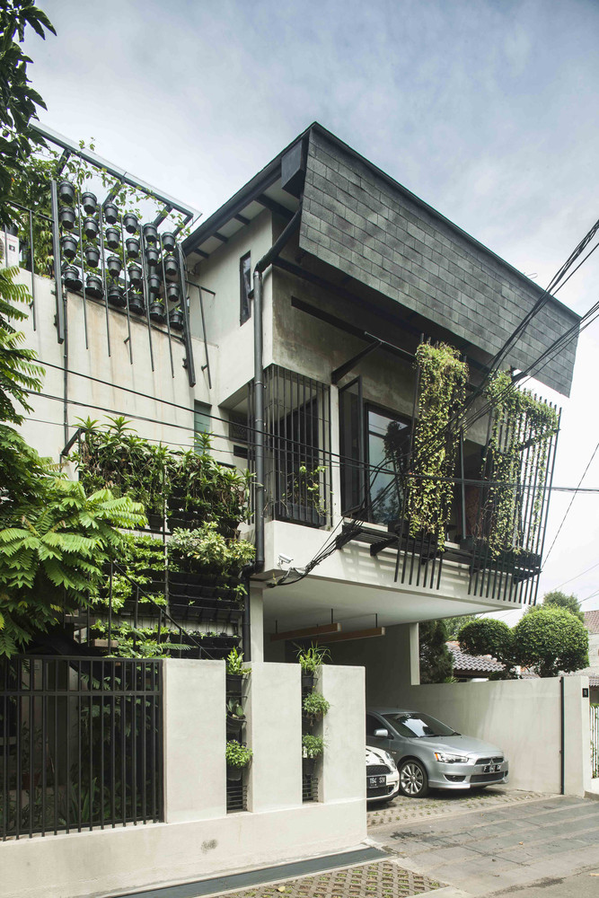 Nằm ở khu vực Cipete, thành phố Jakarta (Indonesia), ngôi nhà gây ấn tượng với thảm thực vật xanh, dây leo phủ khắp nơi.