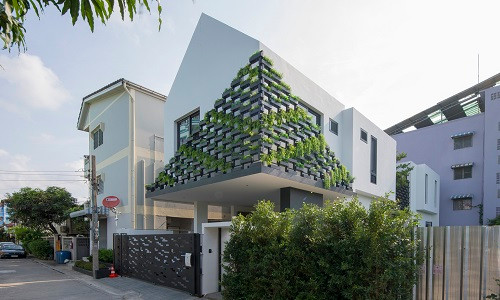 Nằm tại tỉnh Samut Prakan (Thái Lan), ngôi nhà mang tên I-House nổi bật giữa khu phố với hệ thống vườn treo độc đáo bên ngoài.