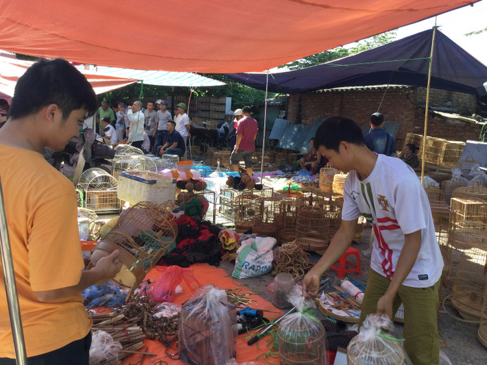 Chợ phiên Đền Lừ hình thành từ phiên Mơ, một trong những chợ phiên có từ lâu đời của người Hà Nội. Ảnh: Anninhthudo.