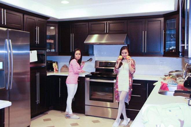 Phòng bếp với tông màu trầm sang trọng. Ảnh: Zing.