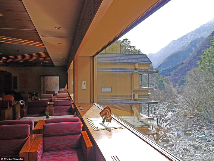 Xây dựng từ năm 705 sau Công nguyên, khách sạn Nishiyama Onsen Keiunkan tọa lạc trong một thung lũng và được bao quanh bởi dãy núi hùng vĩ.