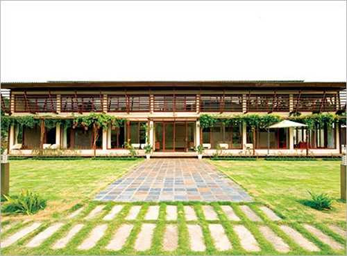 Giữa khu đất rộng 1,3 hecta là ngôi nhà dài 1 tầng rộng khoảng 300 m2. Ảnh: Vietnamnet.