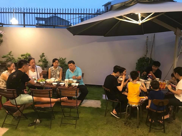 Vừa qua, trên trang cá nhân, MC Ốc Thanh Vân đã chia sẻ những khoảnh khắc quây quần cùng gia đình trong ngôi nhà mới khiến người hâm mộ không khỏi ngỡ ngàng trước không gian sống sang trọng và hiện đại.
