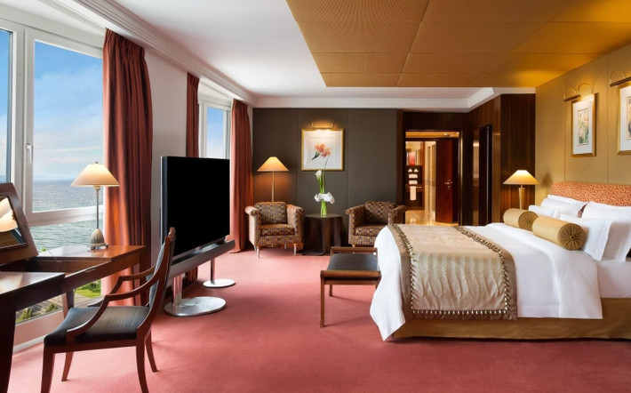 Căn phòng tràn ngập ánh sáng tự nhiên, sở hữu tầm nhìn tuyệt đẹp ra hồ Geneva và núi Mont Blanc. Ảnh: Hôtel Président Wilson.