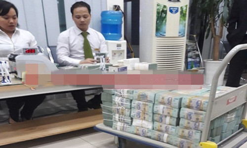 Lực lượng Công an phải phối hợp với Kho bạc và cơ quan chức năng kiểm điếm hàng chục tiếng đồng hồ mới hết số tiền của các đối tượng.