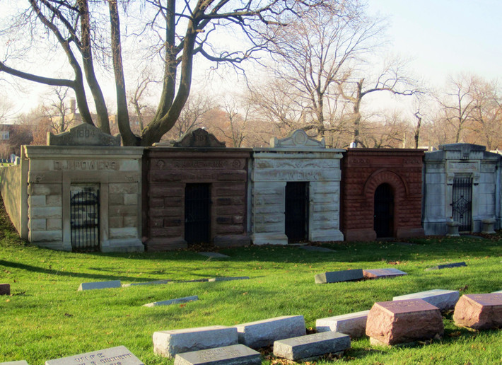 Thành lập năm 1860, nghĩa trang Graceland (Chicago) rất nổi tiếng. Cái giá cho một phần mộ từ 2.600 - 4.000USD trong khi những khu VIP và phần mộ gia đình ven hồ thì có giá từ 25.000 - 120.000USD. Ảnh: Wiki.