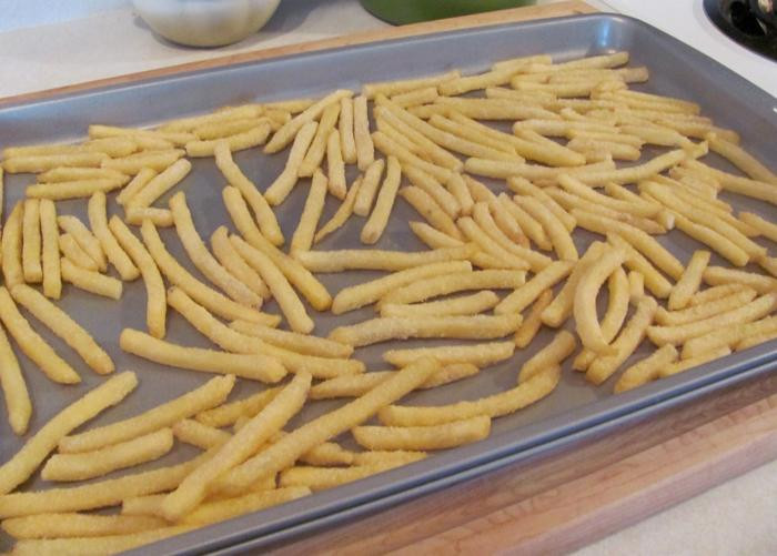 Khi chiên, khoai Trung Quốc bị nát trong khi khoai Đà Lạt không nát và rất giòn. Ảnh: Dienmayxanh.