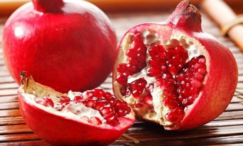 Xuất hiện tại nhiều cửa hàng trái cây nhập khẩu, lựu Peru đang được nhiều chị em săn lùng dù giá lên tới 300.000 - 320.000 đồng/kg. Ảnh: Oanhtraicay.