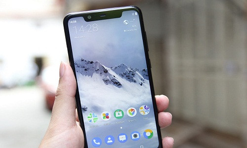 Chỉ sau vài ngày ra mắt tại Trung Quốc, Nokia X5 đã được mang về Việt Nam dưới dạng xách tay. Đây là mẫu di động phổ thông của HMD Global, thừa hưởng những yếu tố đang ăn khách như màn hình notch giống iPhone X, camera kép đặt dọc...