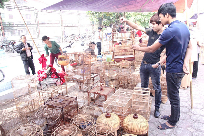 Bên cạnh chim cảnh, chợ còn bán các loại lồng chim. Ảnh: Kinhtedothi.