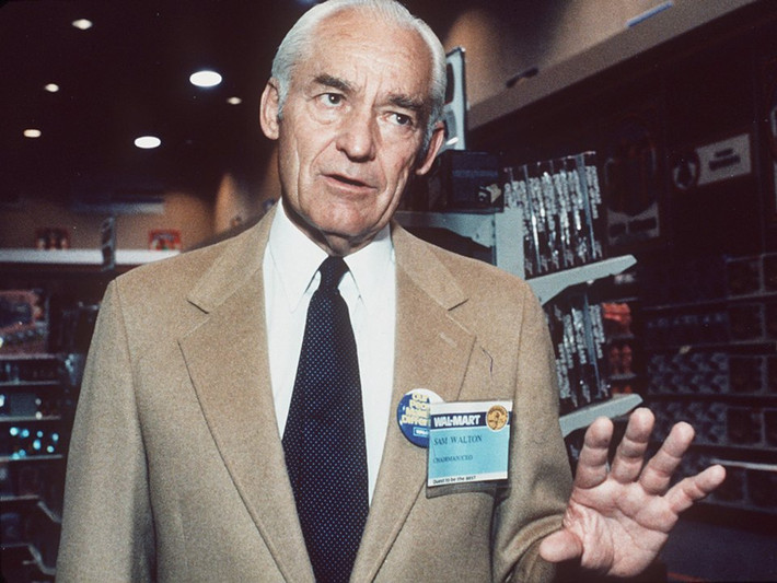 Nhà sáng lập đại gia bán lẻ Walmart - Sam Walton mở cửa hàng Walmart đầu tiên tại Arkansas vào năm 1962.