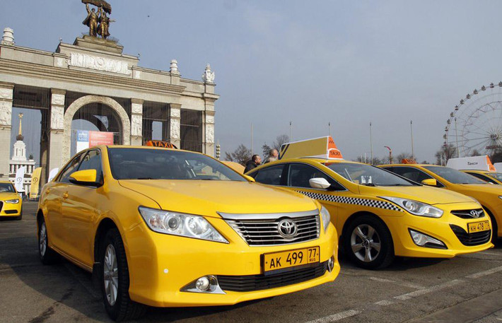 Nhu cầu đi lại tăng đột biến cũng khiến giá taxi tại đây tăng cao. Giá taxi ở Thủ đô Moscow tăng cao gấp 2-3 lần. Ảnh: The Moscow Times.