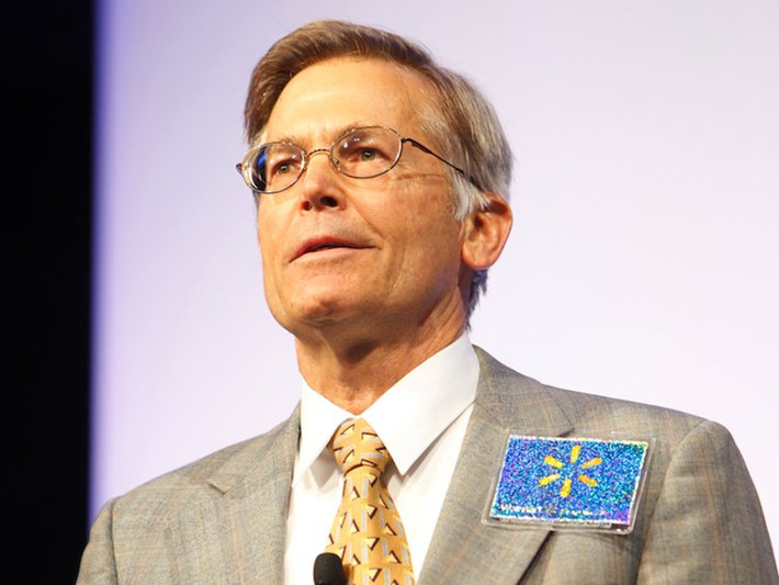 James Jim Walton là con trai thứ ba của Sam Walton. Ước tính, khối tài sản của ông khoảng 42,1 tỷ USD. Hiện tại, ông là chủ tịch hội đồng quản trị Arvest Bank của gia tộc giàu có, có tài sản tổng cộng hơn 18 USD.