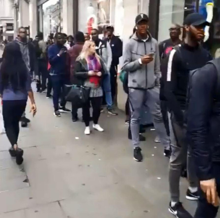 Trước thềm World Cup 2018, hàng trăm người xếp hàng bên ngoài Nike Town ở Oxford Street để mua được chiếc áo của đội tuyển Nigeria. Ảnh: Thesun.