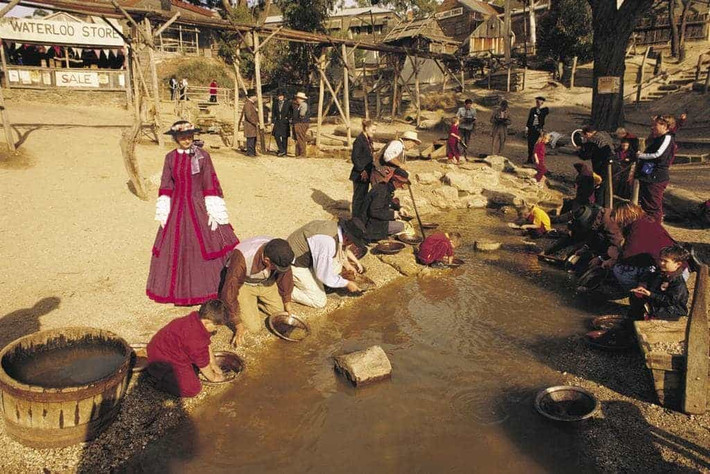 Nếu đào được vàng, khách có thể mang về luôn. Ảnh: Harlantours.