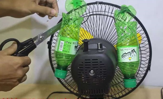 Gắn 2 chai nhựa vào quạt, bạn hoàn toàn có thể tự chế chiếc điều hòa giúp giảm nhiệt độ trong phòng. Ảnh: Youtube.