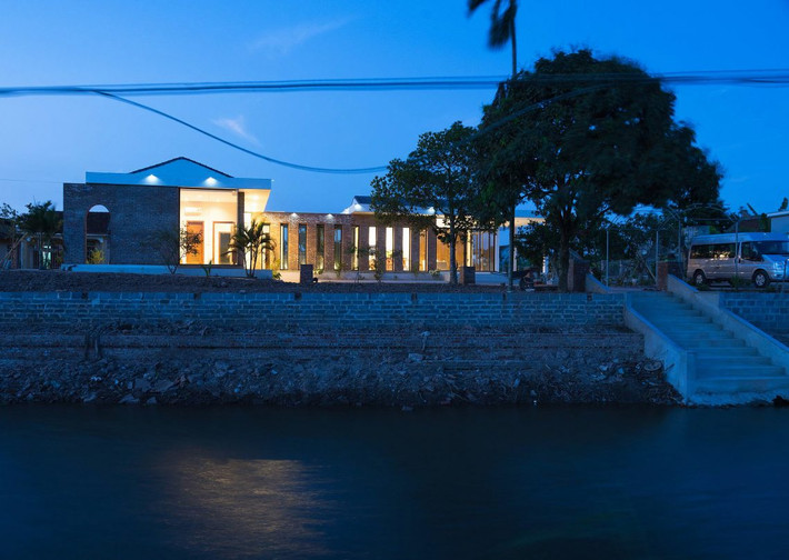 Trên khu đất có diện tích 4.000m2, ngôi nhà cấp 4 TB House (nhóm Idee Architects thiết kế) là nơi thờ cúng cũng như họp mặt anh em mỗi dịp lế tết.