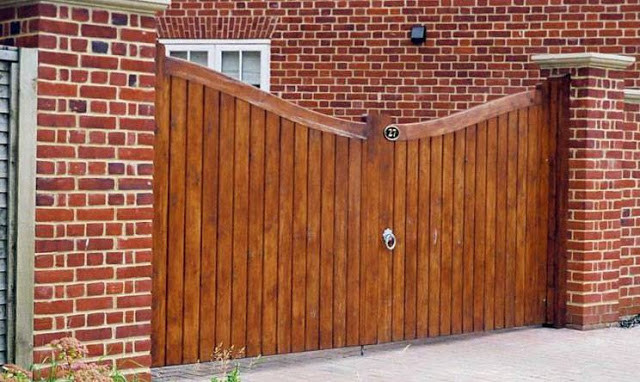 Cổng gỗ nhân tạo với các thanh gỗ mỏng được ghép theo chiều dọc. Ảnh: Skyhome.