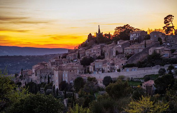 Nguyên nhân là do ông Wang bị ngã từ một bức tường cao 15 m trên đỉnh đồi Bonnieux, Provence khi đang chụp ảnh. Ảnh: Shutterstock.